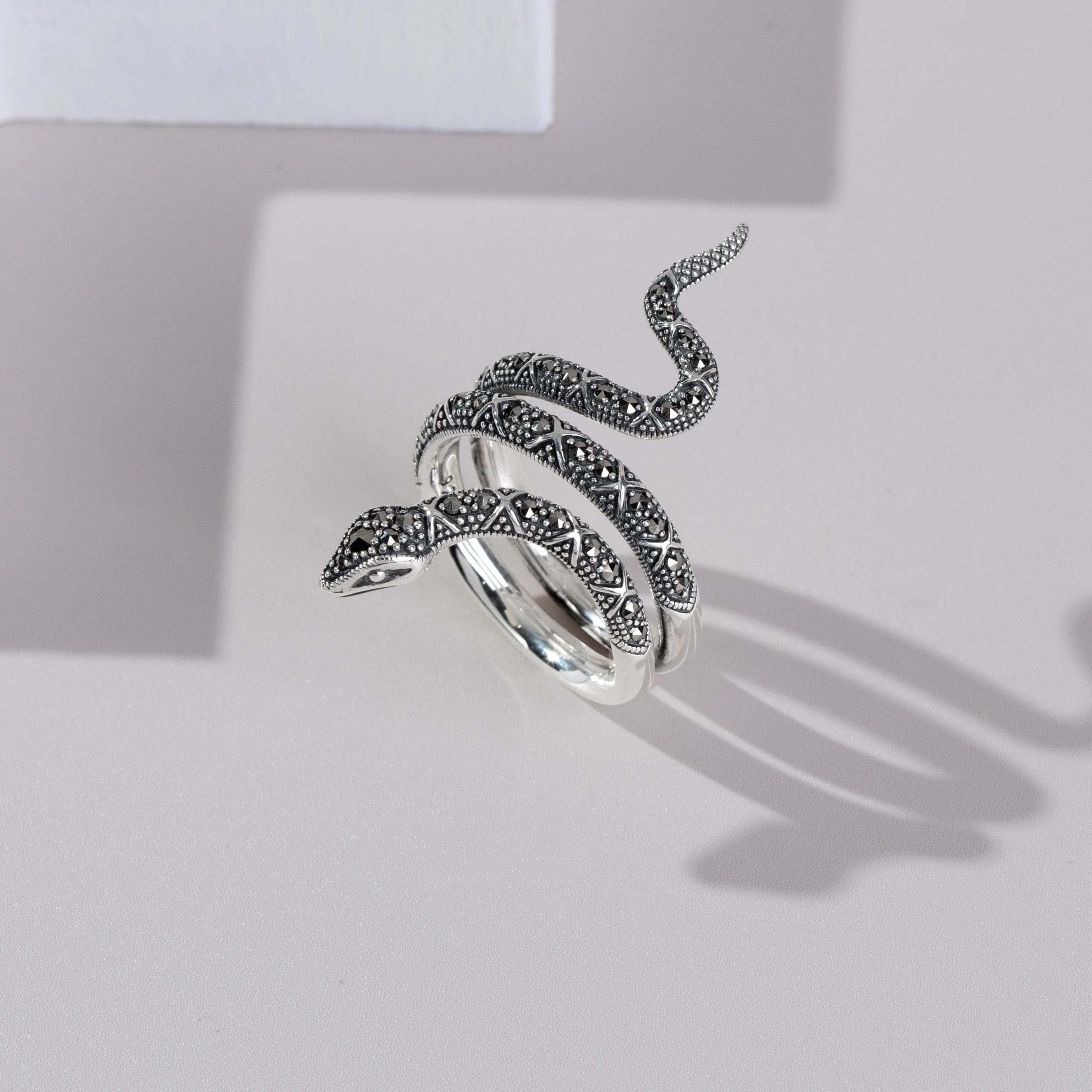 Anillo llamativo de serpiente de marcasita redonda estilo Art Nouveau en plata de ley 925